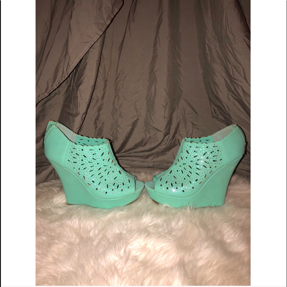 ✨PRICE DROP✨Turquoise Rhine Stone Wedges